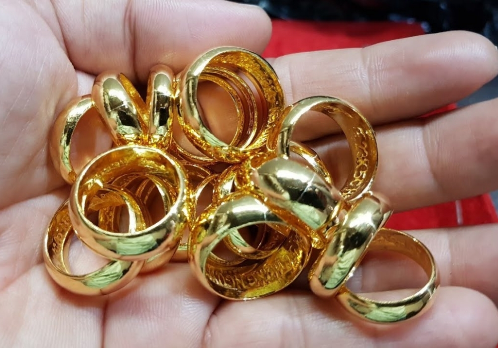 Giải mã giấc mơ thấy nhẫn vàng: Điềm báo gì đang đến với bạn? (Khám phá ý nghĩa giấc mơ thấy nhẫn vàng, điềm báo về tài lộc, tình duyên, sự nghiệp và những khía cạnh khác trong cuộc sống.)