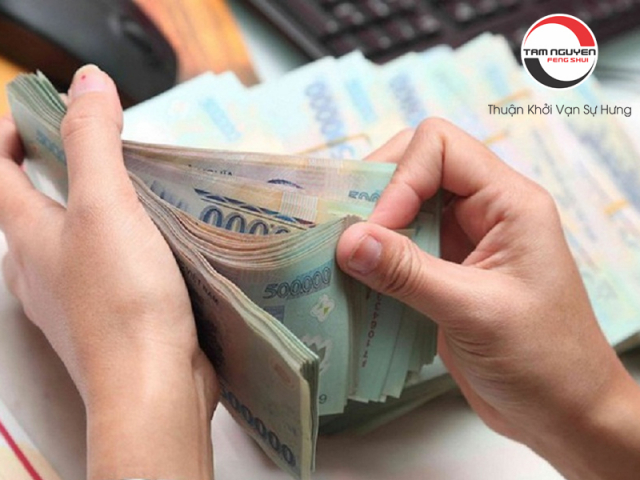 Chi tiết các trường hợp mơ thấy tiền 100 nghìn và con số may mắn tương ứng (Liệt kê và phân tích các tình huống cụ thể trong giấc mơ, ví dụ: nhặt được, được cho, mất tiền... và gợi ý các con số liên quan để thử vận may.)