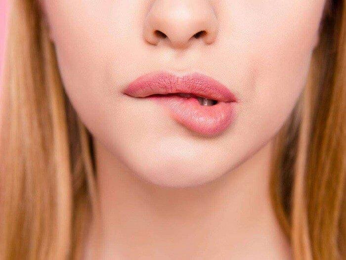 Nháy Môi Dưới Đánh Con Gì? Giải Mã Số Học May Mắn Liên Quan