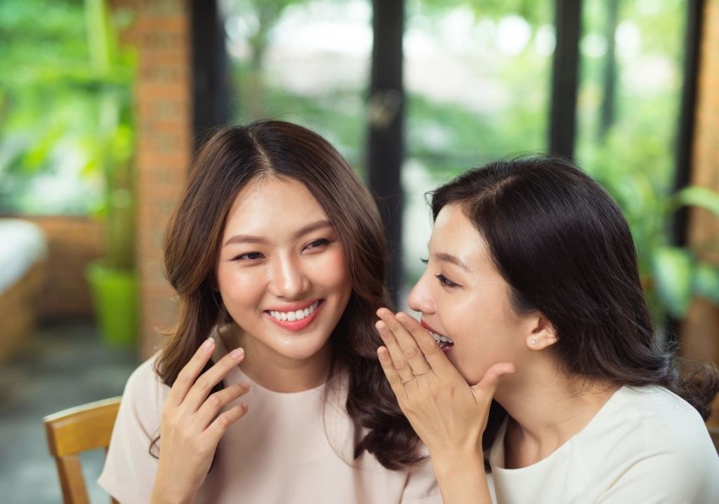 Mơ Bị Mọi Người Cười Chê Đánh Con Gì